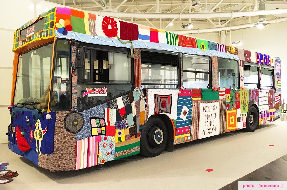 Abilmente Vicenza un autobus completamente rivestito a uncinetto come esposizione di lavori.